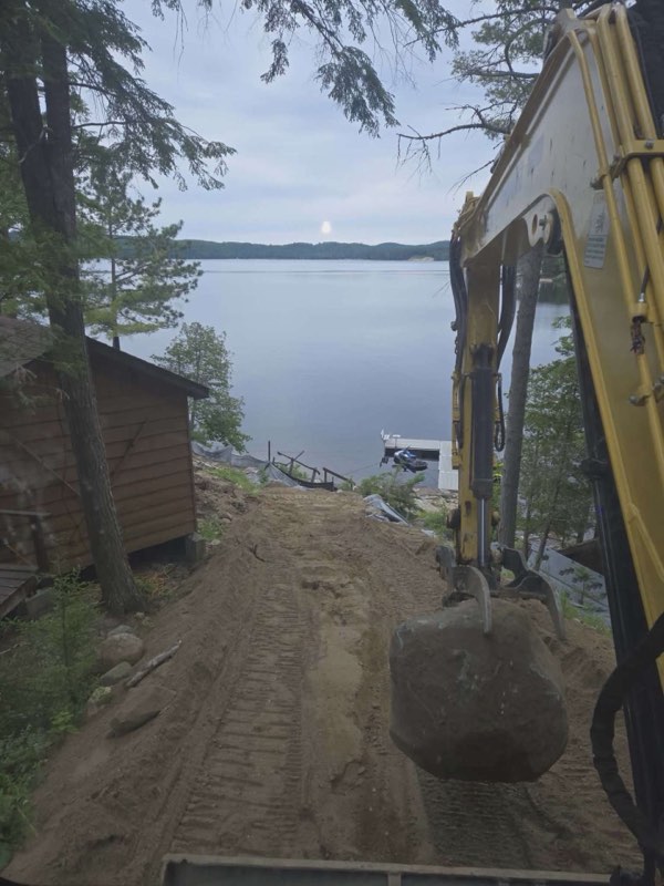 Excavation au bord d’un lac