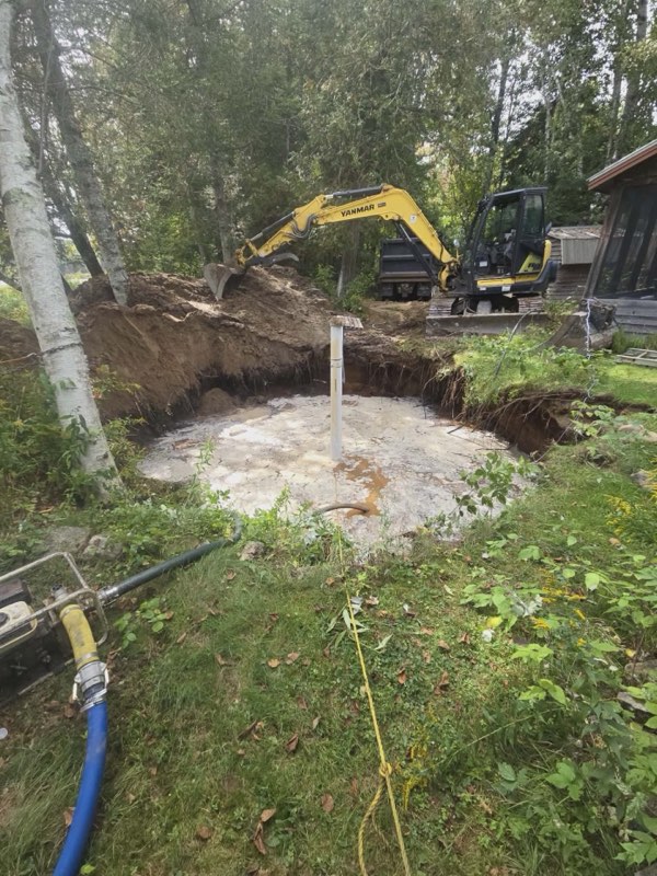 Excavation et lit de sable près d’un chalet