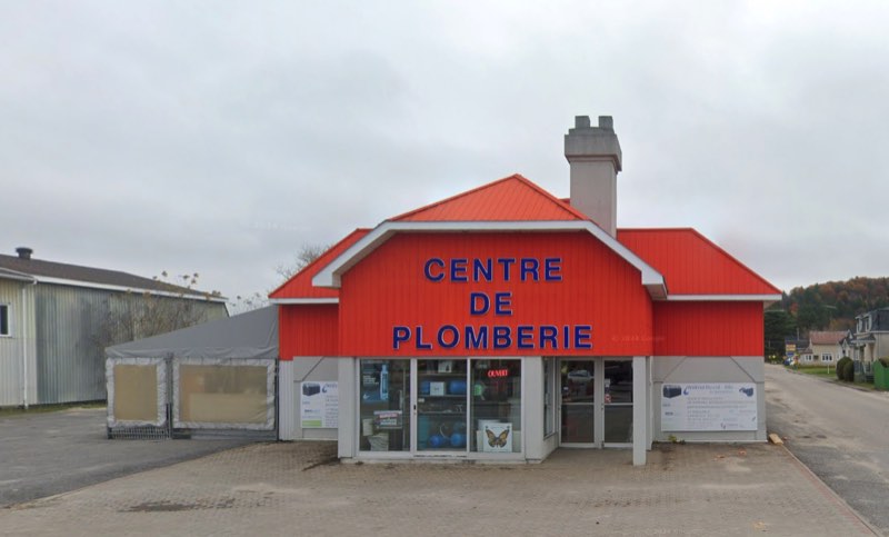 Le magasin Centre de plomberie, au 77, rue Principale, à Chénéville
