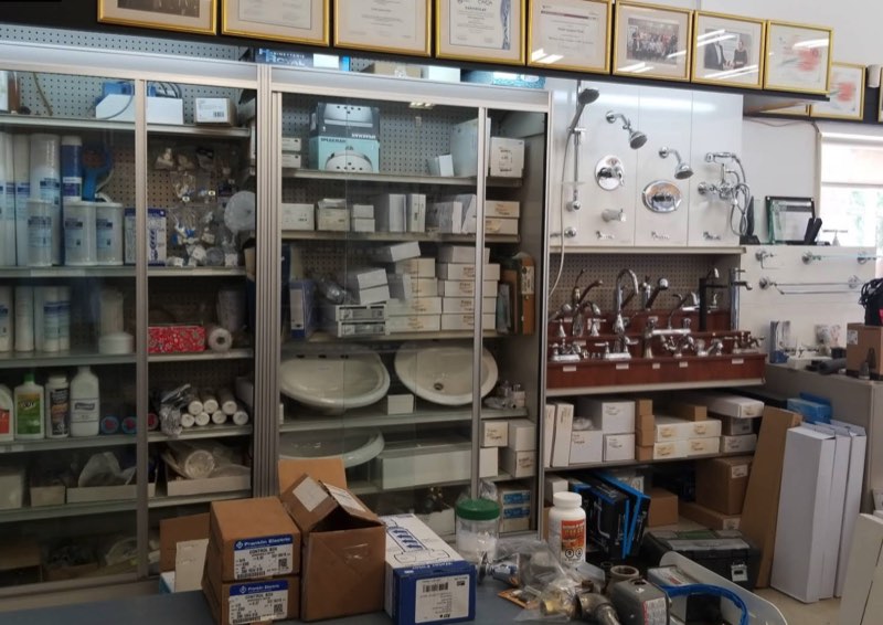 Pièces et robinetterie en magasin
