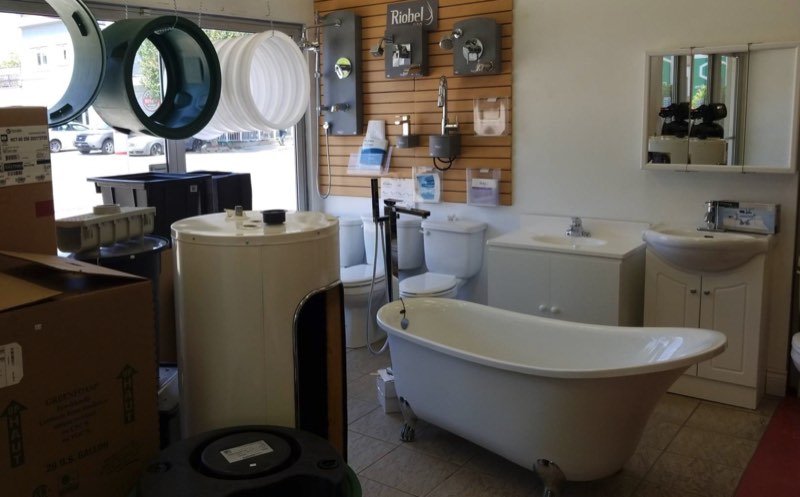 Salle de montre : bain, toilettes, chauffe-eau