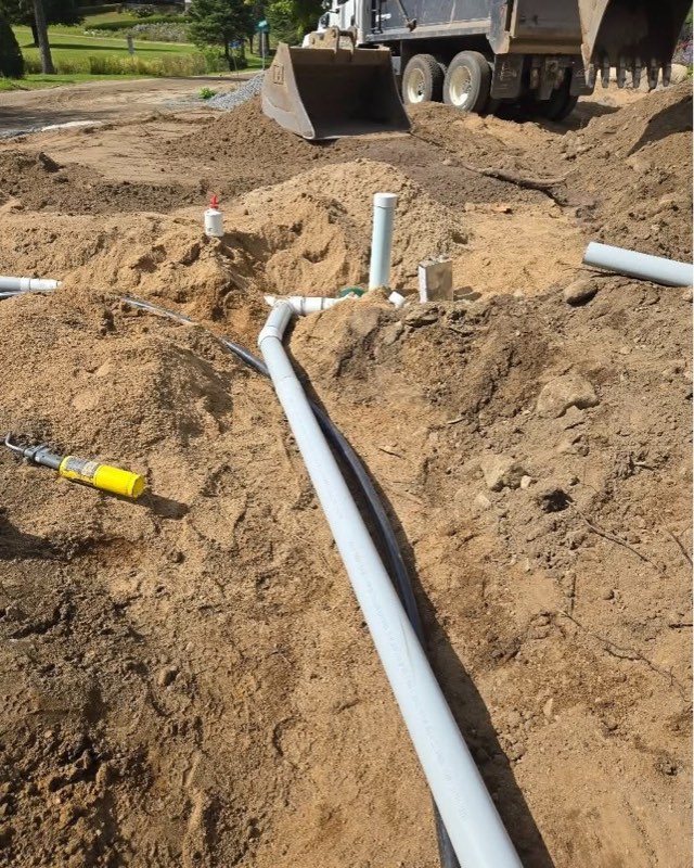 Tuyaux de drainage et regard de nettoyage dans une tranchée